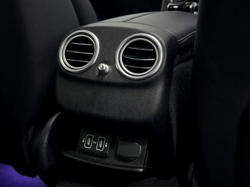 Business Class rear console with USB charging and air vents
